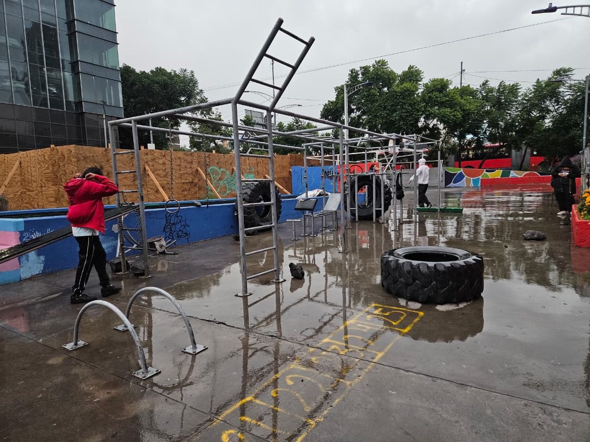 Zona de calistenia inundada en día lluvioso