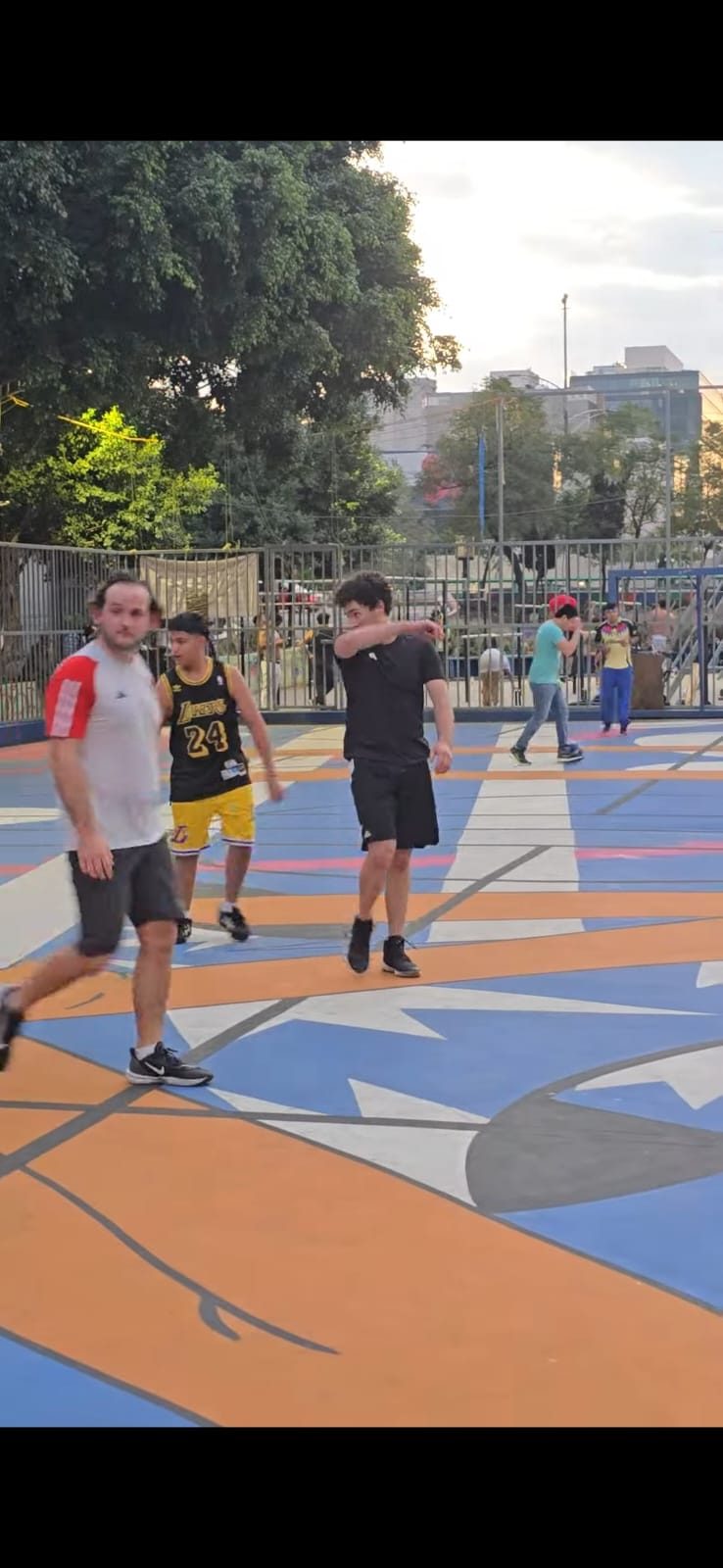 Cancha de básquetbol en uso