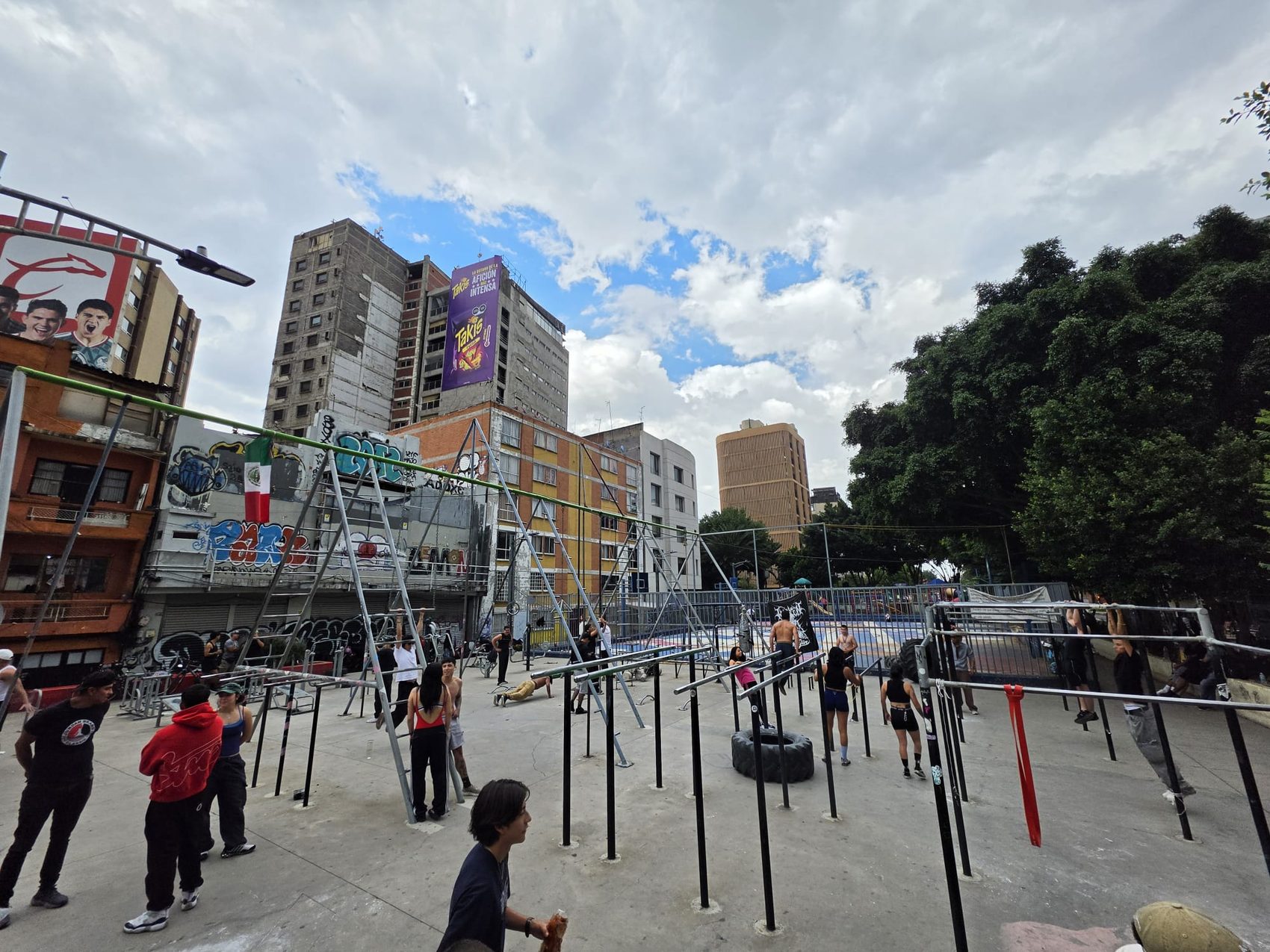 Personas entrenando en las Barras de Insurgentes en la Glorieta Insurgentes